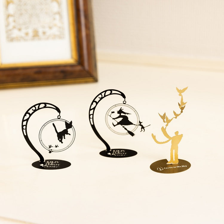 حامل معدني أصلي لمتحف جيبلي يحمل شعار "خدمة توصيل كيكي كيكي" - متحف جيبلي المحدود