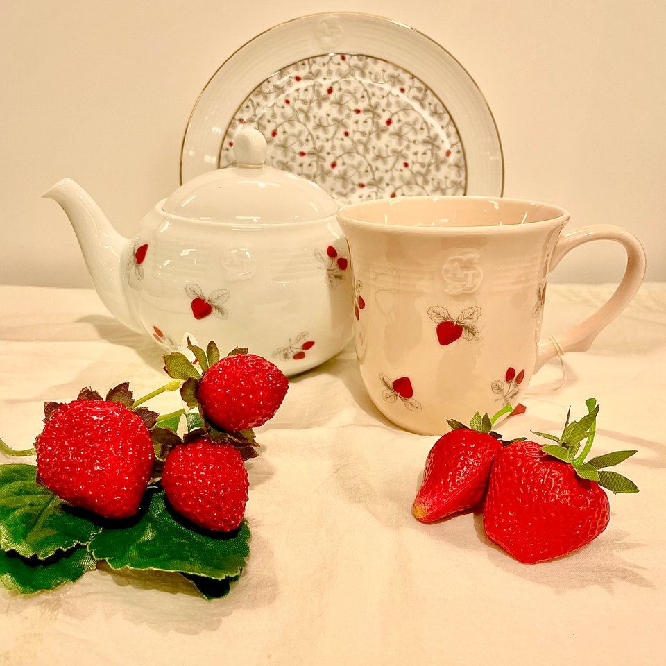 Strawberry Teapot 500mL - Afternoon Tea Limited