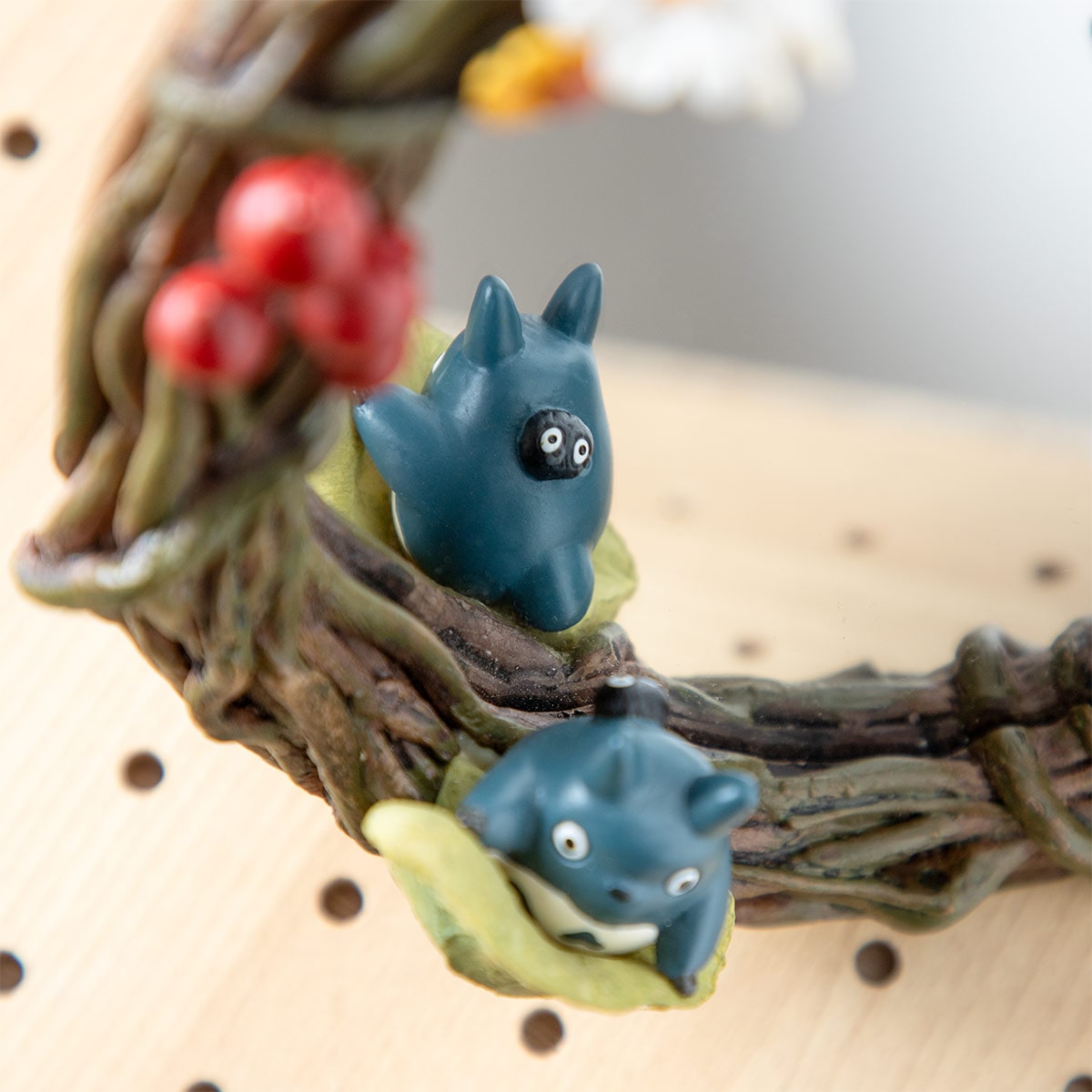 My Neighbor Totoro Hide-and-Seek Wreath Stand Mirror 4990593480432