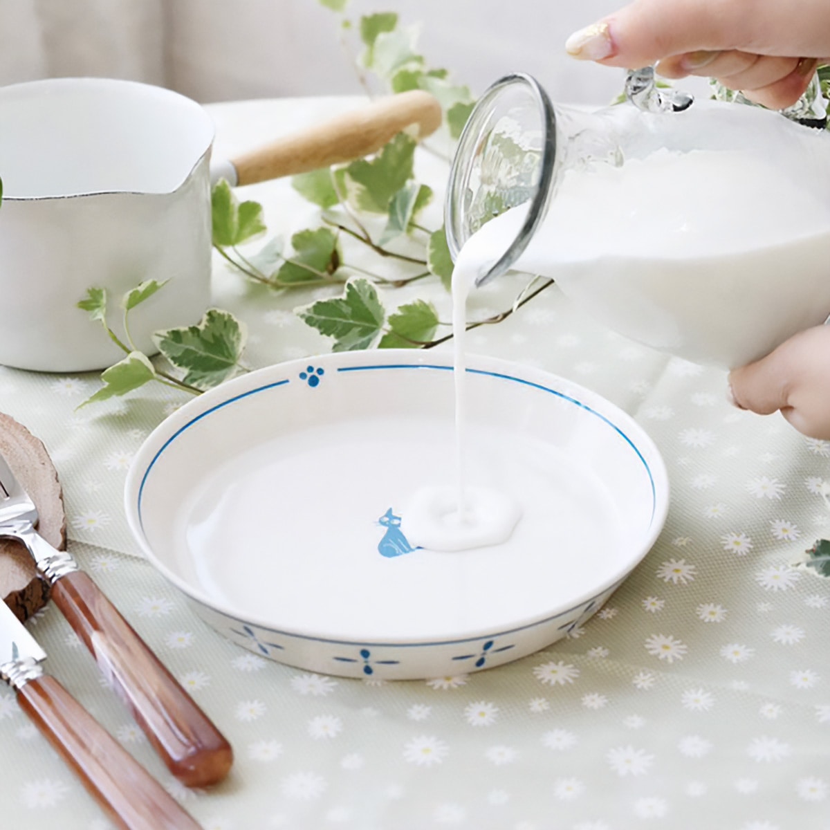 Donguri Republic Kiki's Delivery Service Osono Jiji Milk Dish 4990593553174