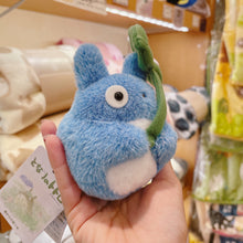 قم بتحميل الصورة في عارض الصور، Ghibli Characters Small Size Fluffy Totoro with Leaf Plush Toy