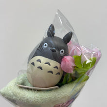 قم بتحميل الصورة في عارض الصور، Totoro Gift Set (Figure &amp; Hand Towel &amp; Sakura Flower) - Studio Ghibli